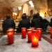 Nel frattempo la chiesa si  riempita di anziane rigorosamente vestite di nero che vanno a riempire il piccolo ambiente illuminato da ceri rossi